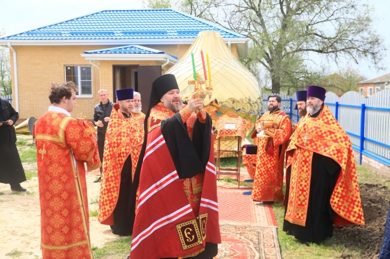 Преосвященнейший епископ Симон совершил чин освящения креста и купола для храма Покрова Пресвятой Богородицы хутора Карповка