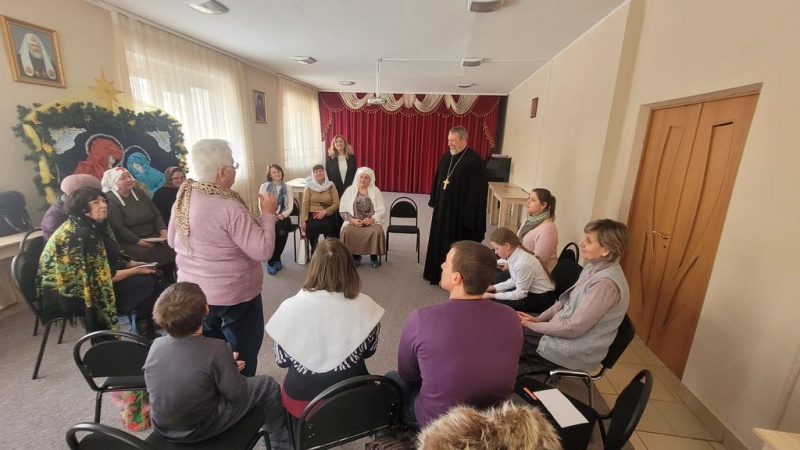 В рамках проекта Шахтинской епархии «Территория надежды» проведено очередное лекционно-просветительское занятие для добровольцев, оказывающих помощь беженцам из Донбасса и Украины