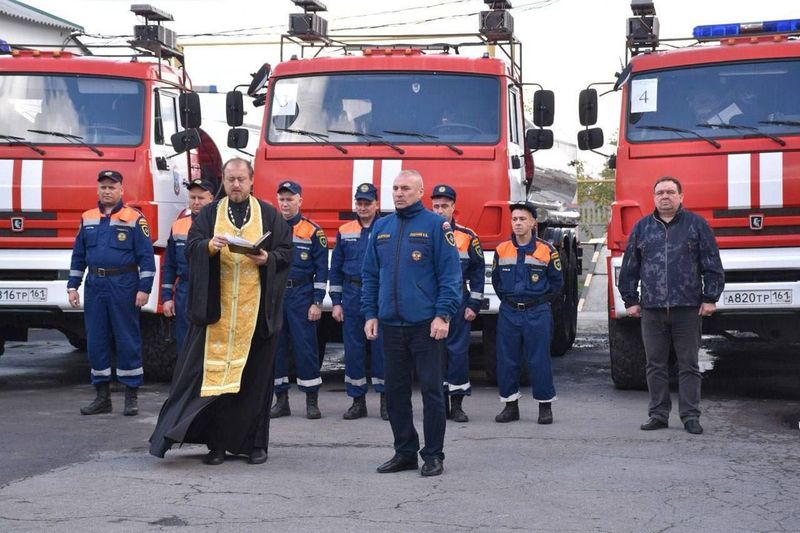 Руководитель сектора по взаимодействию с МЧС благословил спасателей на рабочую поездку в ЛНР