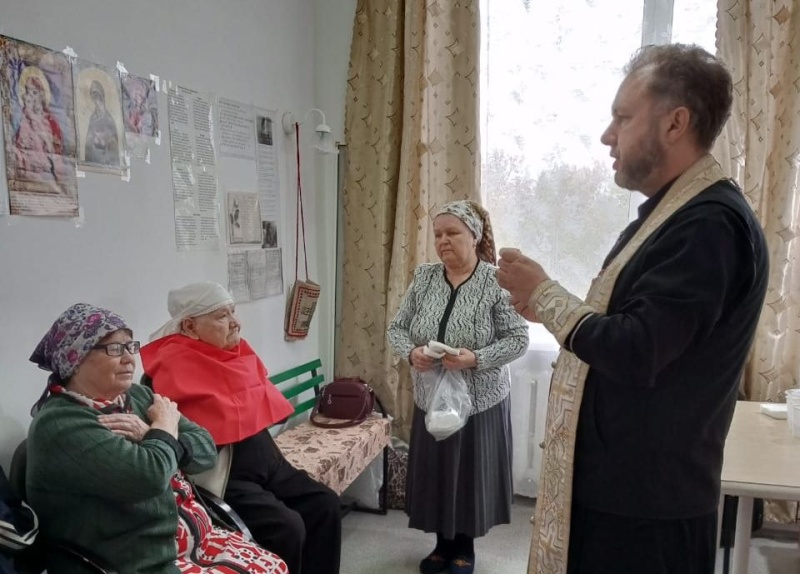 Протоиерей Роман Мясников посетил дом престарелых