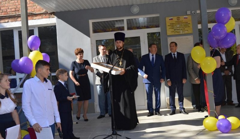 В День знаний настоятель храма благоверного князя Александра Невского города Шахты посетил торжественную линейку в городской школе