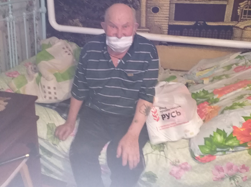 Иерей Александр Туховский и волонтер доставили и раздали продукты питания пожилым жителям хут. Николаевского