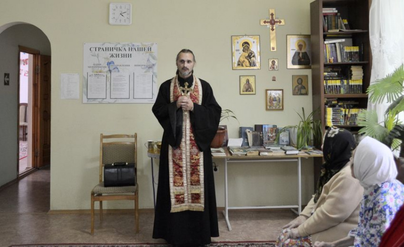 Иеромонах Серафим (Сенченко) с пастырским визитом посетил социально-реабилитационное отделение г. Каменск-Шахтинский