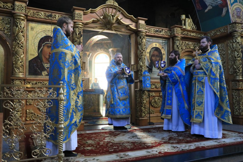 В праздник Похвалы Пресвятой Богородицы Преосвященнейший епископ Симон совершил Литургию в Покровском кафедральном соборе г. Шахты