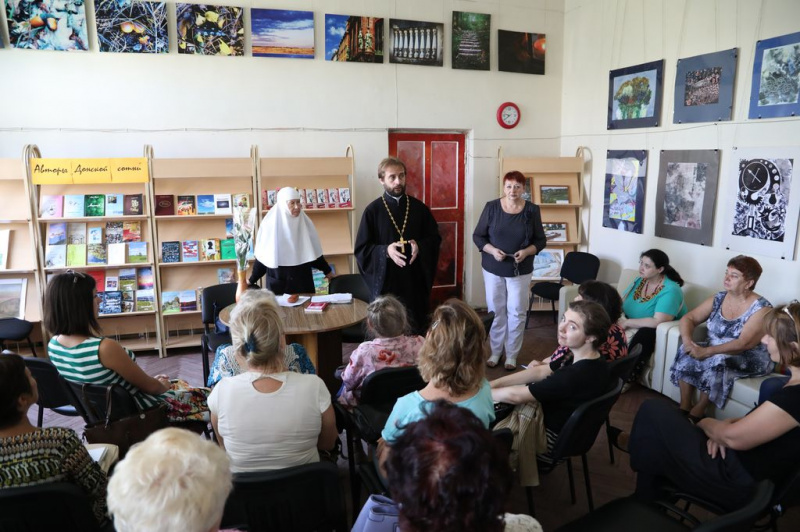 Врач и кандидат медицинских наук монахиня Мария (Литвинова) в рамках проекта «Встреча с интересным человеком» провела беседы в благочиниях Шахтинской епархии