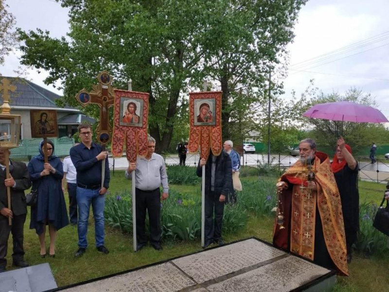 Прихожане и духовенство храма Сретения Господня совершили крестный ход в молитвенную память о погибших в годы Великой Отечественной войны