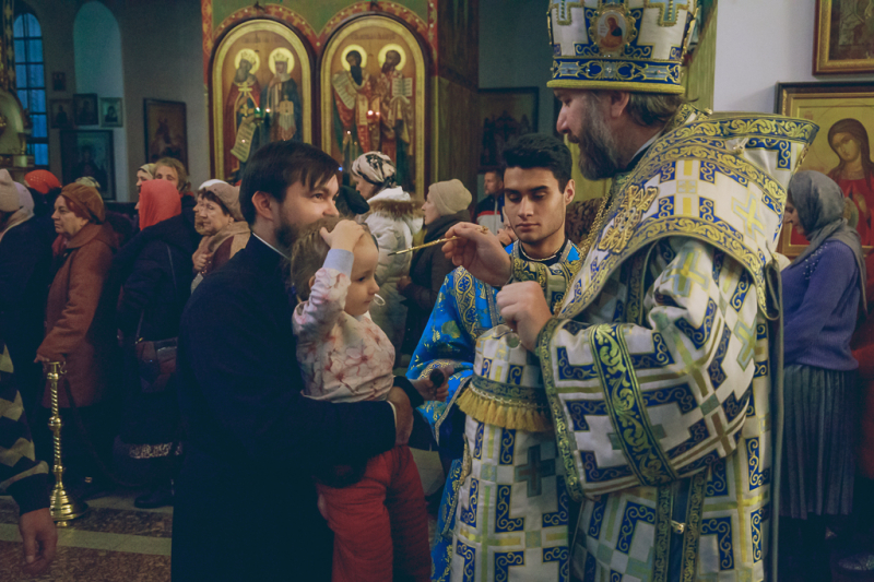 Накануне двунадесятого праздника Введения во храм Пресвятой Богородицы Преосвященнейший епископ Симон совершил всенощное бдение в Покровском кафедральном соборе г. Шахты