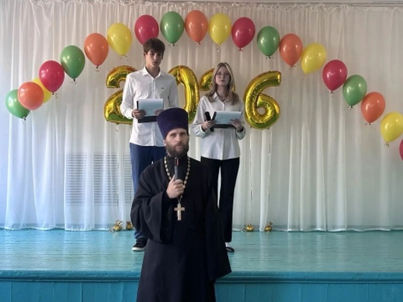Священник поздравил учащихся школы №36 с Днём знаний