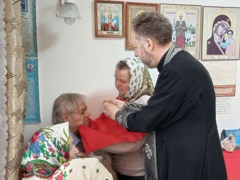 Настоятель храма посетил дом престарелых в Крестопоклонную неделю