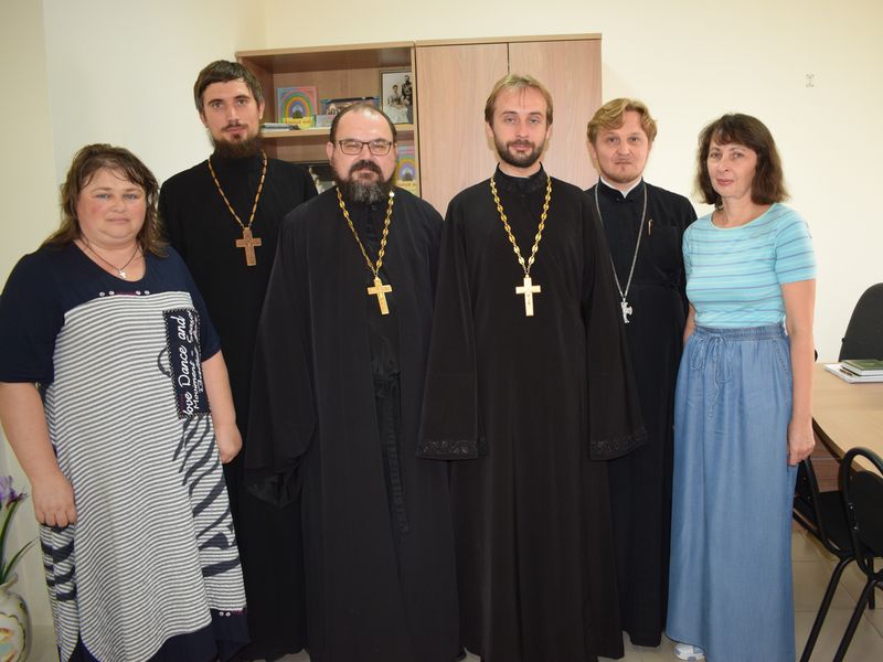 В епархиальном Отделе религиозного образования и катехизации состоялось расширенное рабочее совещание.  Возглавил совещание председатель ЕОРОиК протоиерей Сергий Яценко