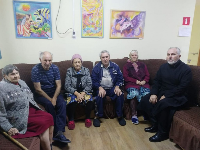 Помощник благочинного Новошахтинского округа провел беседу с постояльцами дома престарелых г. Новошахтинска