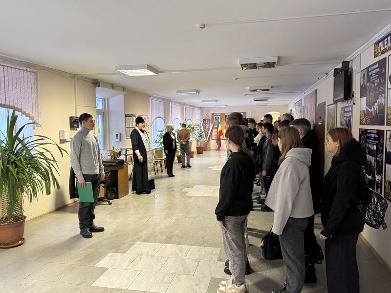 Духовный наставник окропил Крещенской водой Миллеровский казачий кадетский техникум