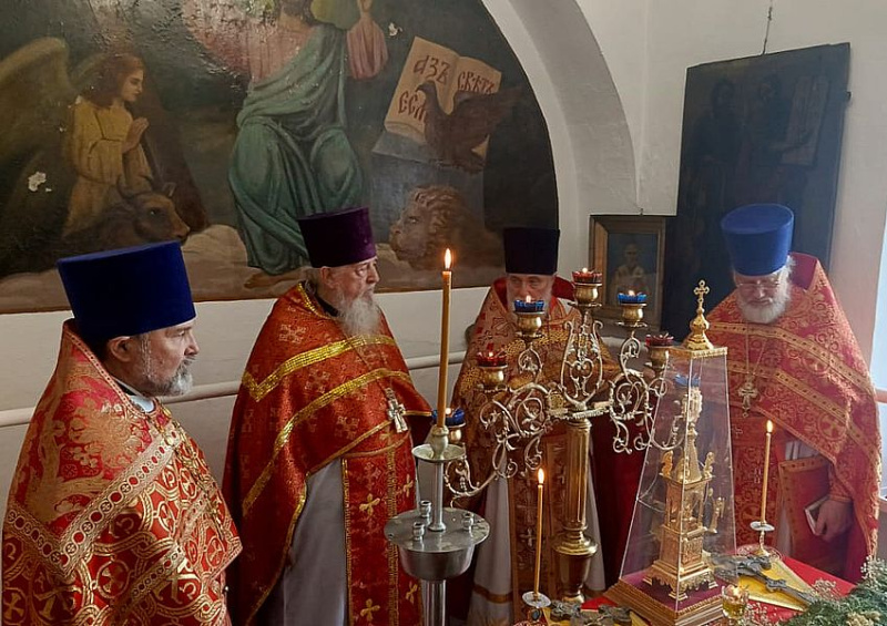 Соборная служба в день празднования памяти апостола и евангелиста Иоанна Богослова прошла в храме Архистратига Михаила станицы Вешенской   
