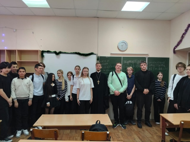 О любви, свободе и ответственности священник побеседовал с учащимися 8-9 классов гимназии № 10 города Шахты