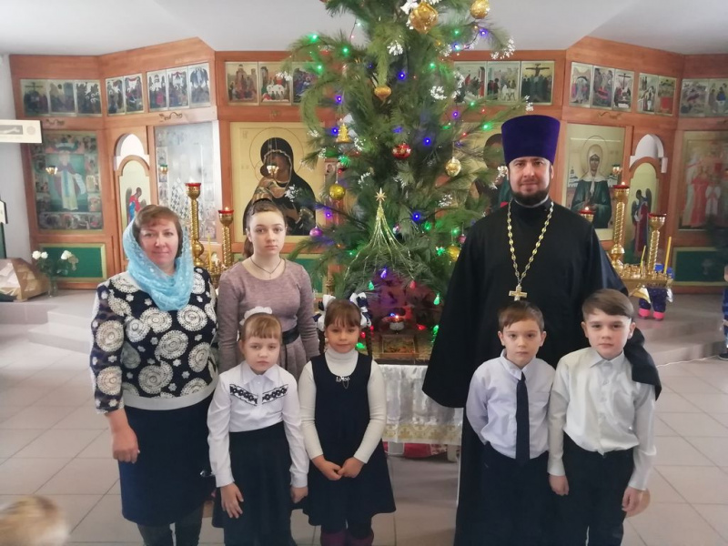 После праздничного богослужения в храме Святой Блаженной Матроны Московской Донецкого Благочиния состоялось выступление воспитанников Воскресной школы «Светоч»