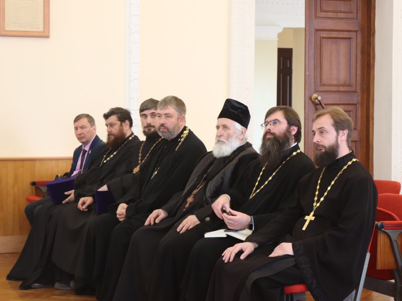 Шахтинское духовенство и ответственные муниципальные служащие обсудили вопросы обеспечения безопасности в храмах города в предстоящие праздничные дни