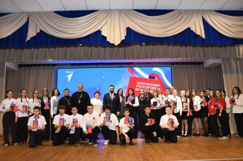 Благочинный Каменского округа принял участие в праздничном мероприятии в День Конституции  