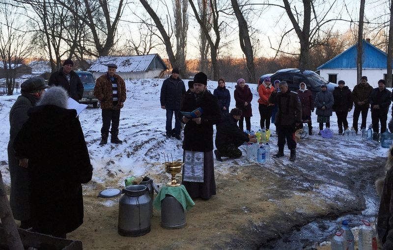 Благочинный приходов Кашарского округа иерей Георгий Грошев совершил чин великого освящения воды в приходах, молитвенных домах и традиционных местах сбора людей в благочинии
