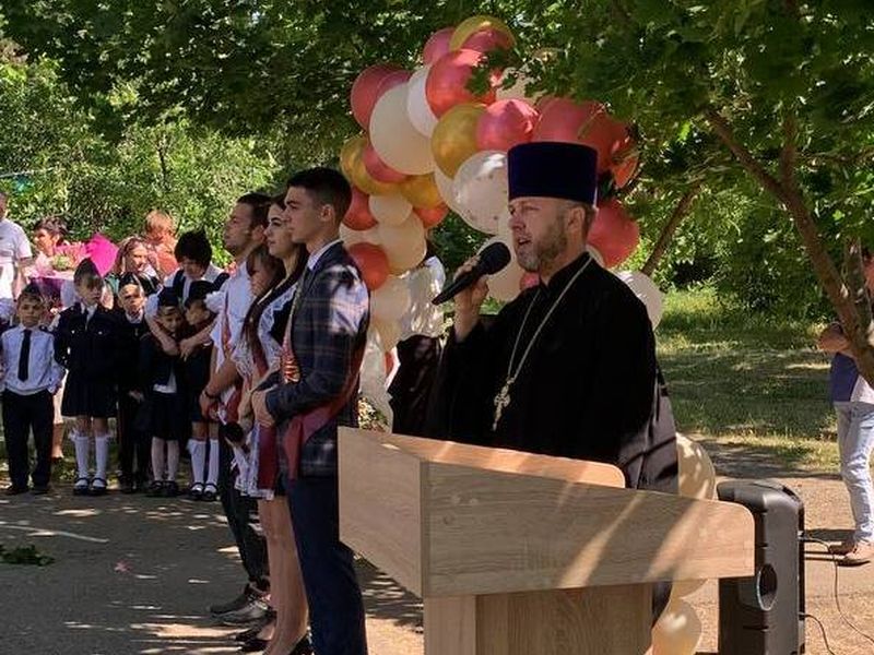 Последний звонок в казачьей средней школе хутора Арпачина