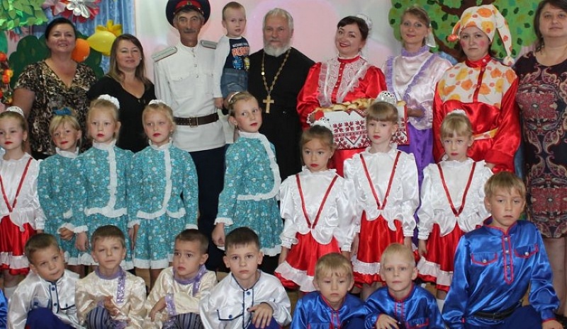 В августе 2017 года воспитанники и сотрудники детского сада «Светлячок» отмечали праздник «Яблочный спас»