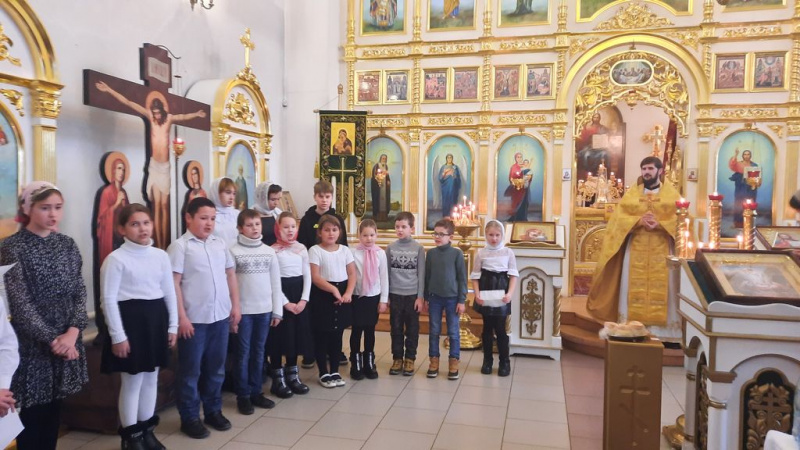 В Свято-Троицком храме г. Каменск-Шахтинский поздравили мам с их праздником