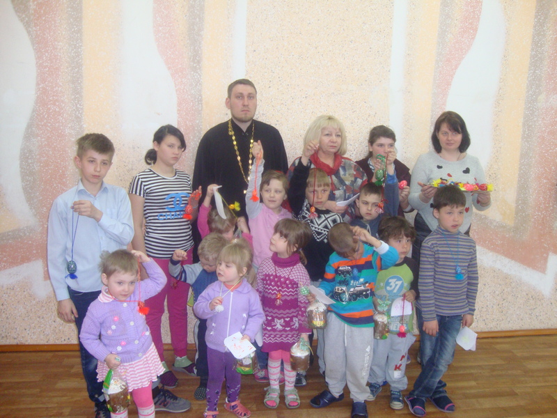 Настоятель храма Иоанна Предтечи иерей Антоний Колпаков поздравил воспитанников социально-реабилитационного центра города Новошахтинска