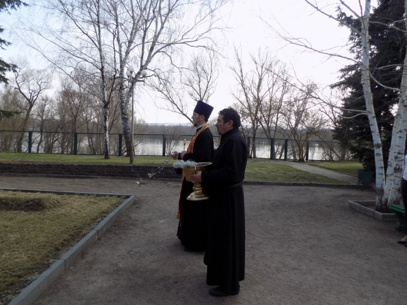 Иерей Роман Митяшин, настоятель храма Архангела Михаила станицы Вешенская по приглашению Марии Михайловны Шолоховой совершил литию на могиле Михаила Александровича Шолохова