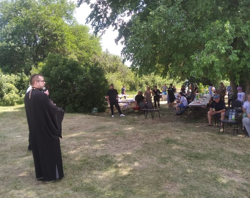 С праздником Святой Троицы и днем хутора иерей Евгений Поцелуев поздравил жителей хутора Веселая Бахмутовка