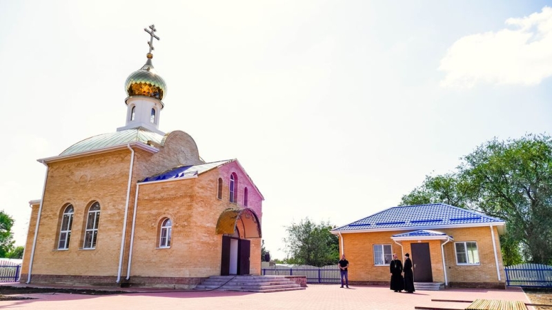 С рабочим визитом епископ Симон посетил храм Покрова Богородицы в хуторе Карповка Багаевского района