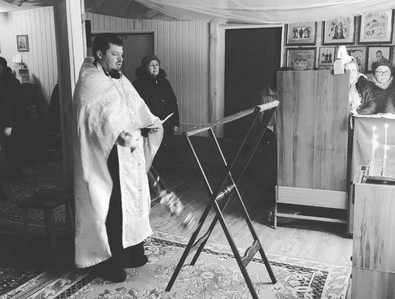В строящемся храме в честь Пресвятой Богородицы Всех Скорбящих Радость иеромонах Никон совершил молебен и панихиду об участниках ДТП 19 февраля на трассе М4 «ДОН» 