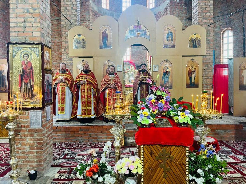 В престольный праздник Никольского храма слободы Кашары, почетным прихожанам вручили грамоты и благодарственные письма