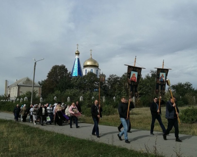 В праздник Воздвижения Честного и Животворящего Креста Господня православные христиане Гуковского благочиния прошли крестным ходом к поклонному кресту, установленному в центре города