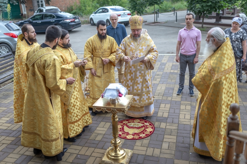 Преосвященнейший епископ Симон совершил чин великого освящения храма преподобного Сергия Радонежского в городе Шахты