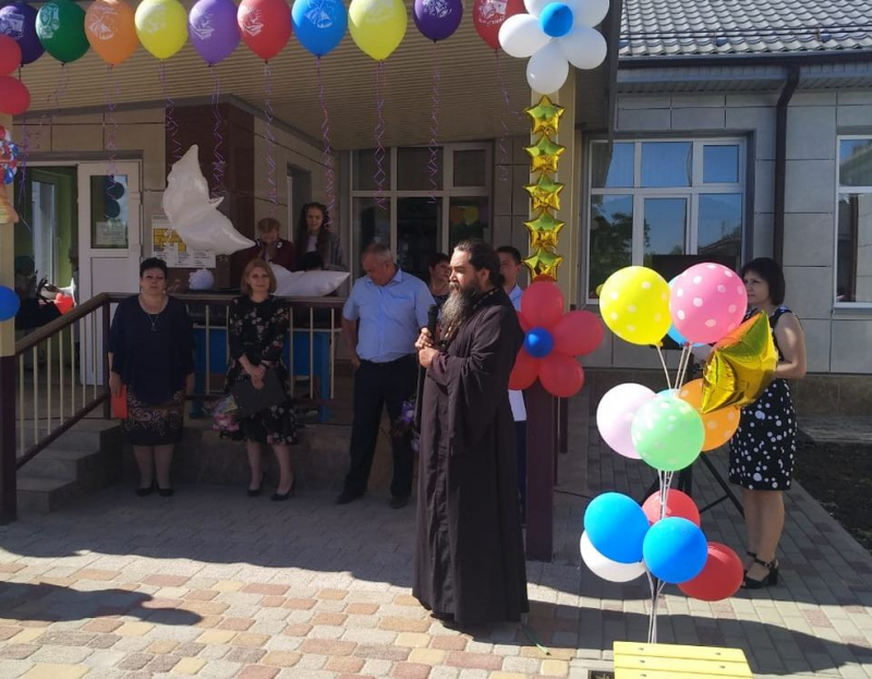 Иерей Андрей Коршунов поздравил с окончанием школы выпускников слободы Большинка
