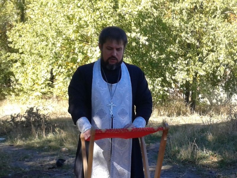 Иерей Евгений Поцелуев совершил молебное пение на месте будущего храма в честь праведного Иосифа Обручника г. Шахты