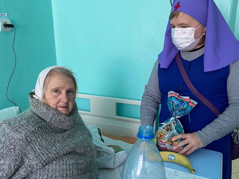 Визит милосердия в больницу: сёстры поздравили пациентов с Рождеством