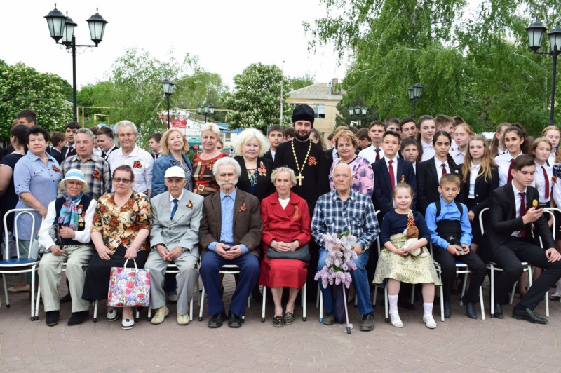 Торжественный митинг в честь 73-й годовщины Дня Победы в Великой Отечественной войне в п. Каменоломни