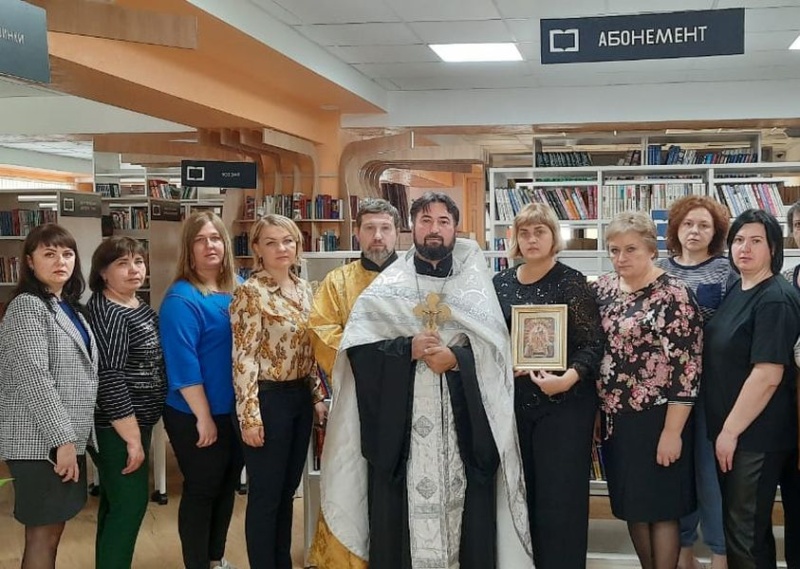 Протоиерей Игорь Жевердан освятил библиотеку Кашарского района