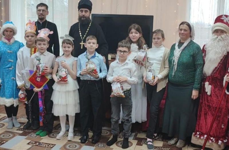 Учащиеся воскресной школы «Благовест» посетили районный центр социального обслуживания граждан пожилого возраста и инвалидов