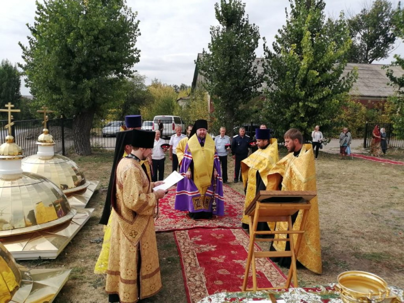 Епископ Шахтинский и Миллеровский Симон и духовенство Сулинского округа освятили купола храма в честь святого благоверного князя Александра Невского г. Красный Сулин
