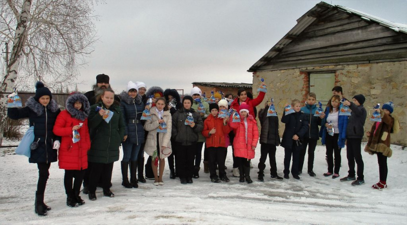 Настоятель Смоленского храма станицы Шумилинской иерей Александр Туховский посетил школу с рождественской благотворительной акцией «Свет Христова Рождества»