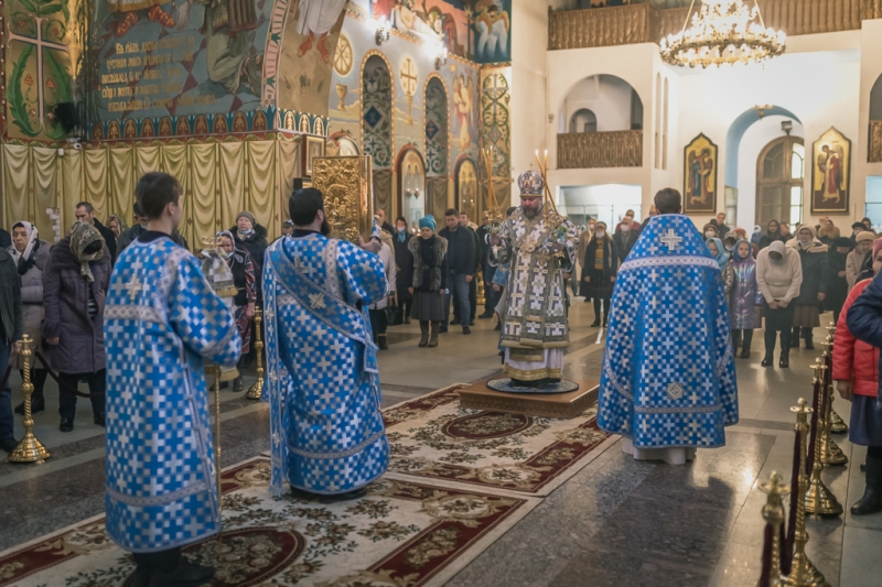 В праздник Введения во храм Пресвятой Богородицы епископ Шахтинский и Миллеровский Симон совершил Божественную литургию в Покровском кафедральном соборе города Шахты
