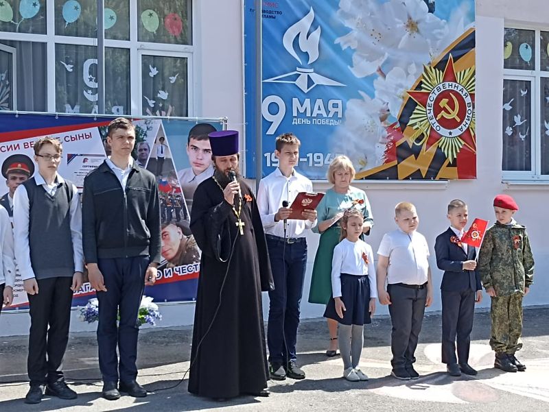 В школе № 23 п. Красногорняцкий Октябрьского района состоялась торжественная линейка, посвященная Дню Победы в Великой Отечественной войне.