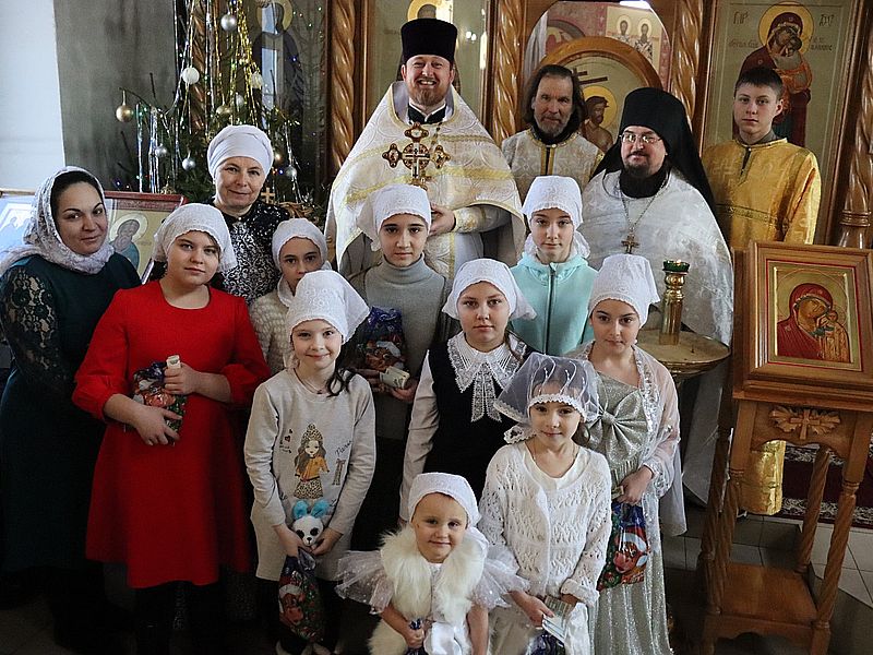 Святочные поздравления детей воскресной школы «Светочъ» прихожанам Донского храма