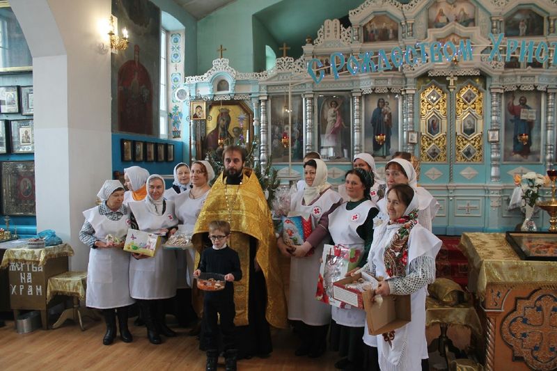 Сестры Марфо-Мариинского Сестричества раздали прихожанам храма Архистратига Михаила п. Каменоломни сладкие подарки