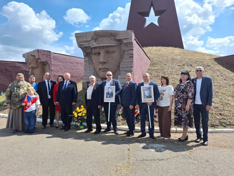 Возложение цветов к памятнику Тринадцати Героям в поселке Тарасовском