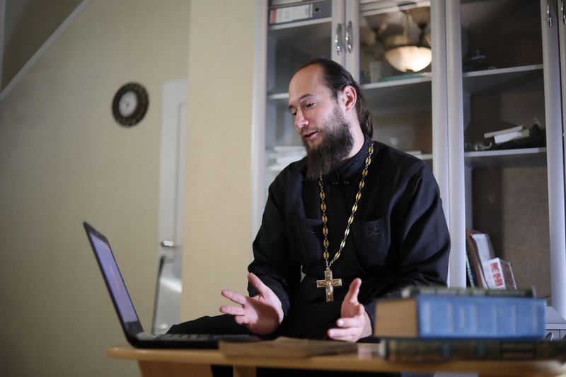 В Свято-Покровском храме города Шахты продолжается цикл онлайн-занятий по изучению Библии