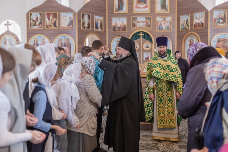 В престольный праздник Преосвященнейший епископ Симон совершил Божественную литургию в храме святого благоверного князя Александра Невского города Шахты