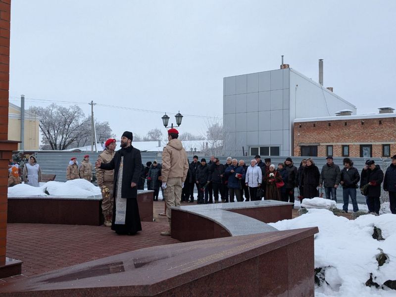 Благочинный приходов Нижнедонского округа совершил литию по воинам, погибшим в Афганистане