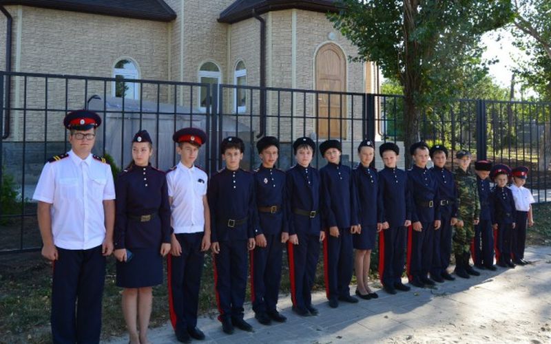 Юные казачата п.Новозарянский совместно со взрослыми казаками приняли участие по уничтожению дикорастущих наркосодержащих растений